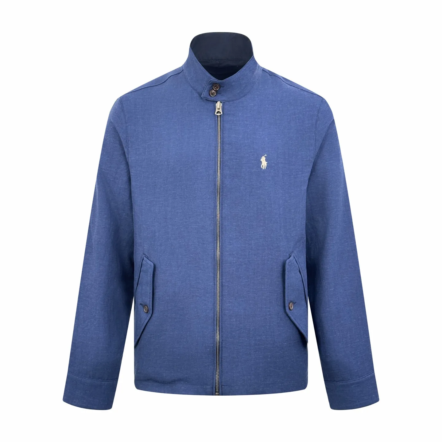 P590 Ralph Lauren pony embroidered reversible jacket (blue). Original purchase and development for RMB 3,990. The fabric is made of custom matte moiré taffeta and twill jacquard brocade. Light and tough, smooth drape, comfortable and close to the skin. Quiet dark blue. Elegant style. Twins in one suit. Unlimited style. One side is decorated with twill jacquard brocade. It has its own retro filter, like an old-school gentleman's pocket watch gear. The other side is made of matte moiré taffeta, which brings a sense of relaxed breathing. It has a casual gene and is embellished with exquisite pony logo. It is highly recognizable. The classic stand-up collar is closed with three hidden button tabs. Simplicity controls complexity. The design philosophy hidden in the details. Double-sided style. Hidden old money and slack in one garment. Imported machine embroidery technology is used. Advanced computer control system and sophisticated mechanical components are used to realize the iconic pony embroidery operation with high precision. The lines are smooth and delicate: the template machine opens the bag. The preset template guides the position, shape and size of the bag. The accuracy ensures the quality of the bag opening effect. Ergonomic three-dimensional cutting returns to traditional craftsmanship through segmentation, folding, shrinking and stretching. The so-called slow work produces fine work, which is the respect for the material. The pursuit of feel. The workmanship is complex and tedious. Slow aging. High loss. The fabrics have been washed. Better hand feel and texture. Not easy to deform and not easy to shrink. Not easy to fade and maintain long-lasting beauty. Size:S-M-L-XL